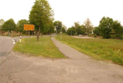 Westlicher Teil des Plangebietes mit Parkplatz und Landesstraßen, Blick Norden